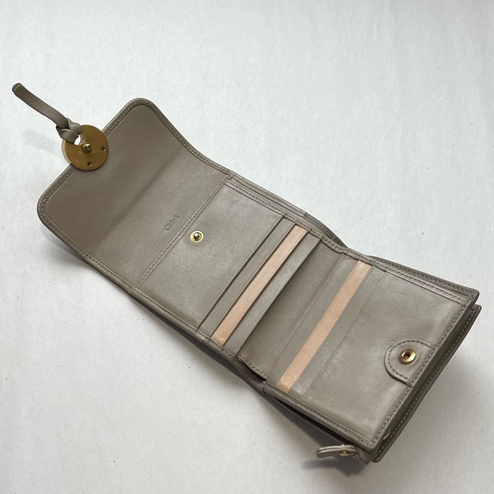Chloé Square Indy Gray Grained Leather Trifold Wallet with Gold Accents